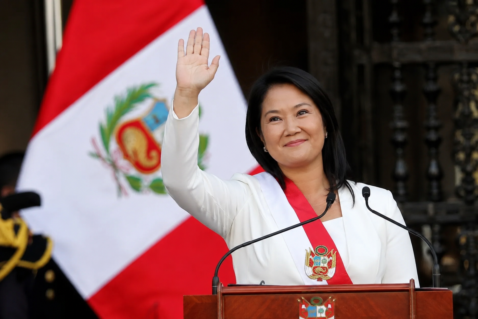 Fujimori promete seguridad y estabilidad para un Perú polarizado.