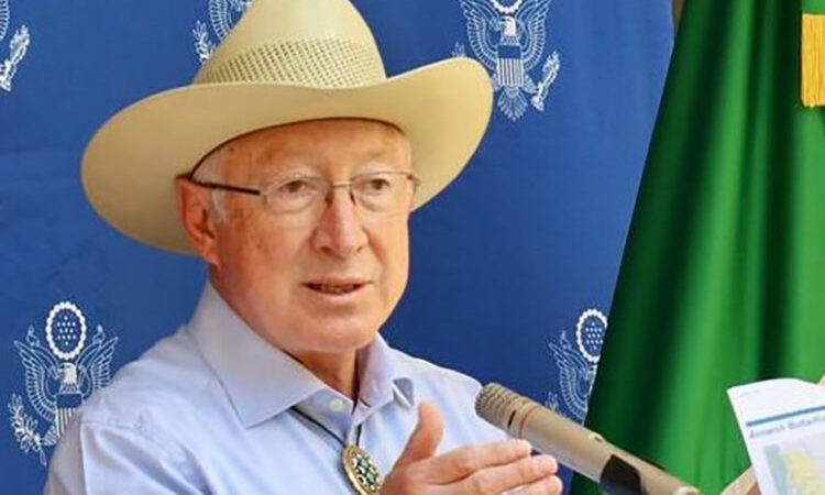 Exembajador rechaza participación de EU; México revisa posible mentira.