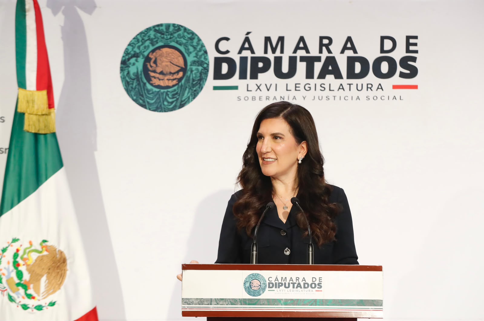 Kenia López pide al INE no censurar la crítica política