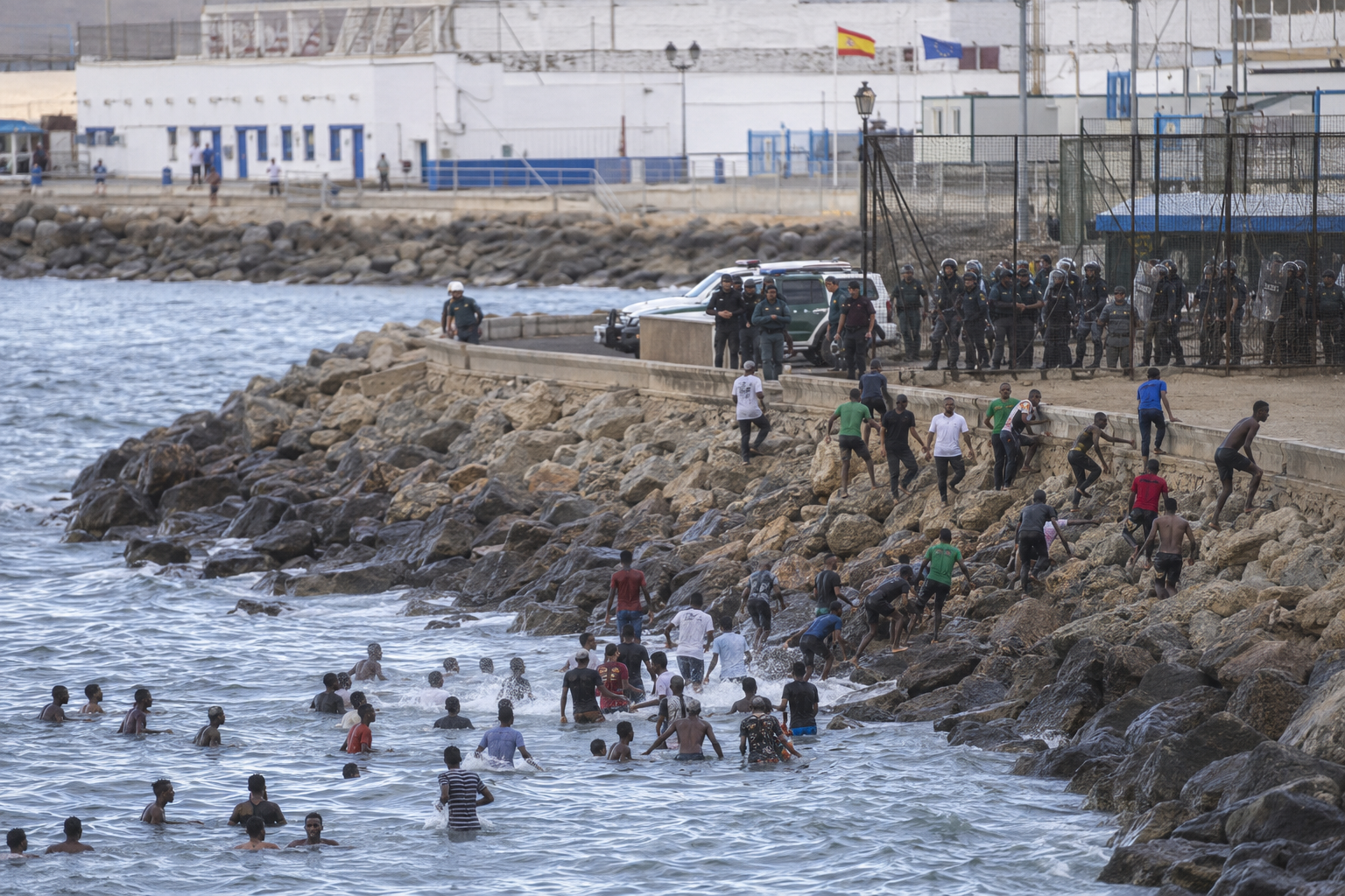 Cruce masivo a nado desborda seguridad en la frontera de Ceuta.