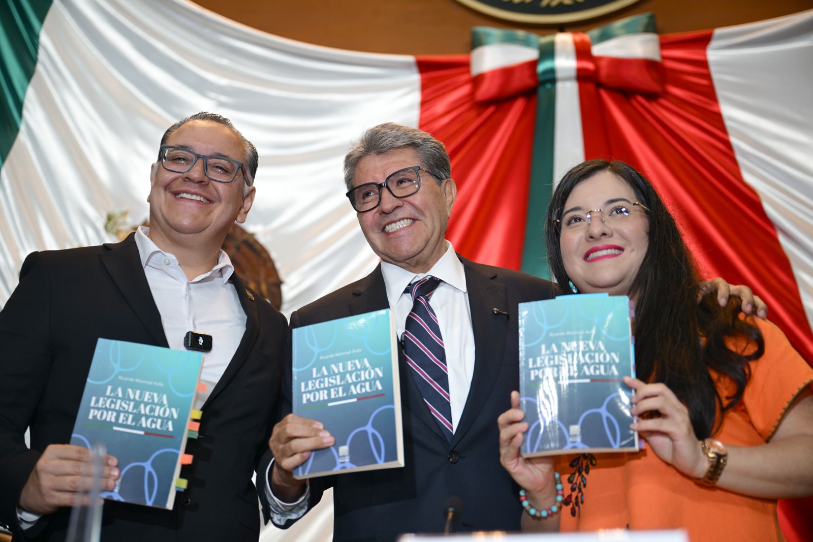 Presenta libro sobre la reforma hídrica y defiende el nuevo modelo legal.