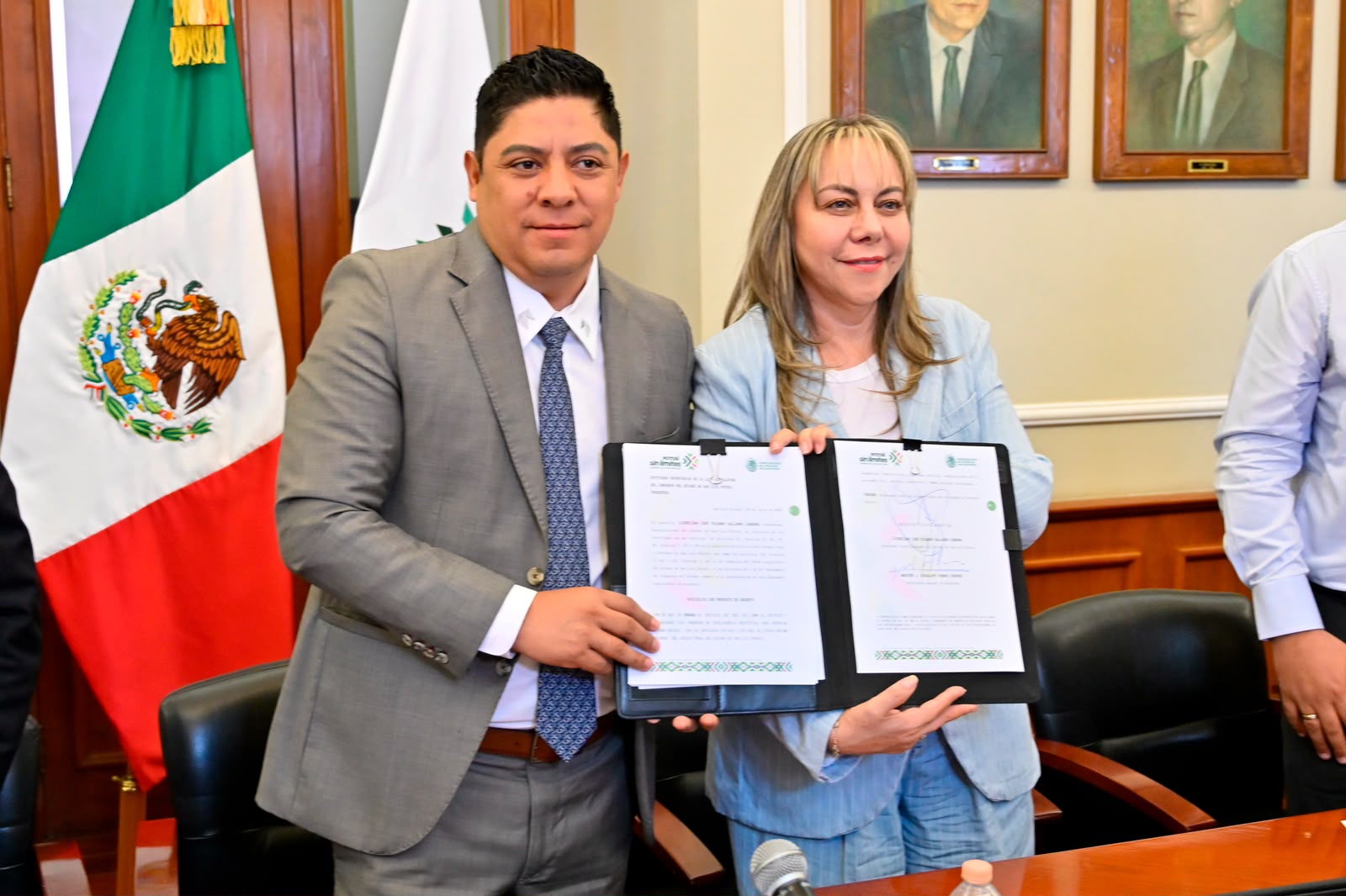 Gallardo abre diálogo sobre IA y plantea derogar artículos penales.