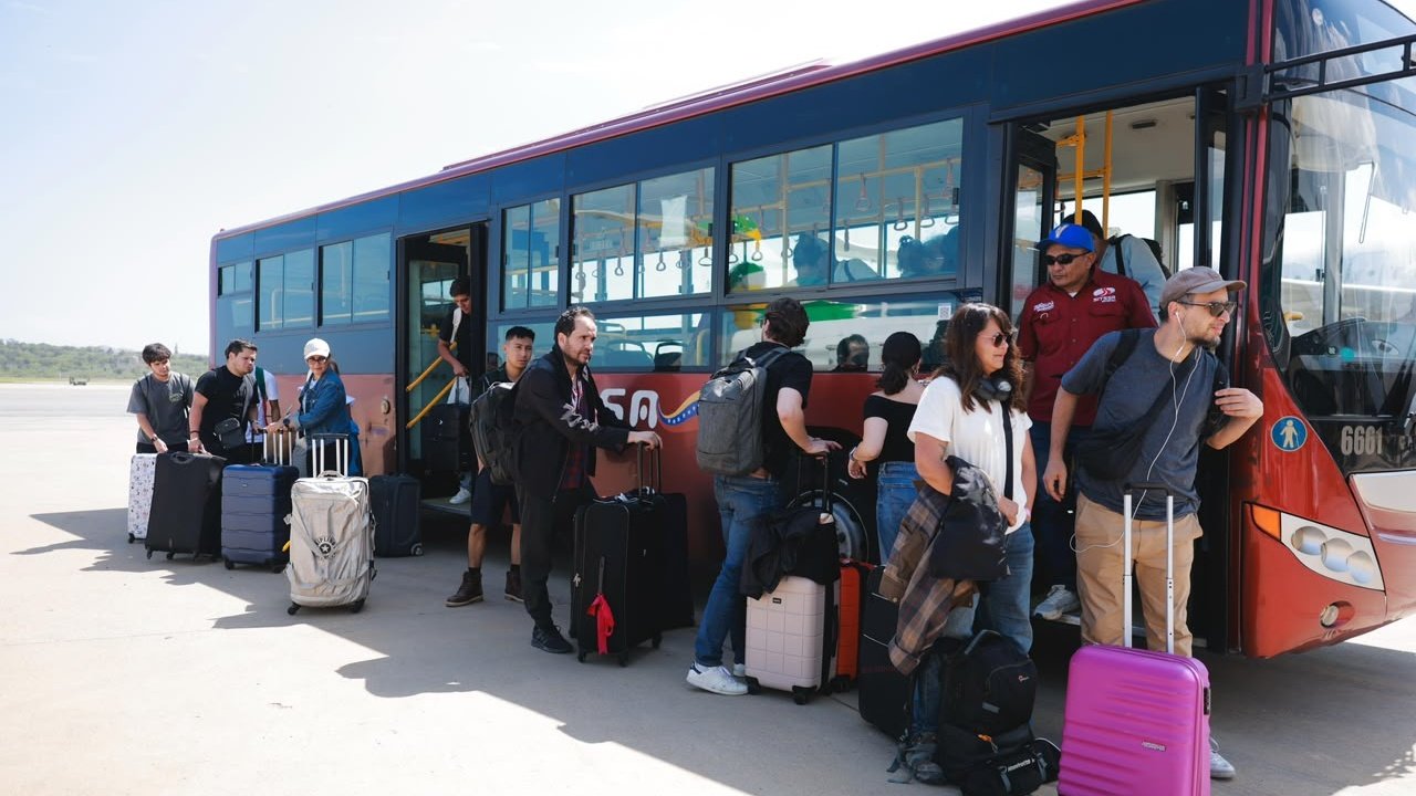 La Secretaría de Relaciones Exteriores (SRE) informó que 29 connacionales fueron repatriados desde Venezuela y arribaron este miércoles al Aeropuerto Internacional Felipe Ángeles (AIFA), luego de la emergencia provocada por los terremotos que devastaron amplias zonas del país sudamericano. La Cancillería precisó que el grupo llegó en un vuelo procedente de Maiquetía y que todas las personas fueron reportadas en buen estado de salud, por lo que podrán reunirse con sus familiares en México. De acuerdo con la dependencia, el retorno fue posible gracias a la coordinación entre la Embajada de México en Venezuela y la representación diplomática venezolana en México, como parte de las acciones de asistencia consular desplegadas tras la tragedia. Del total de pasajeros, 23 son ciudadanos mexicanos y los seis restantes son familiares con residencia en México, quienes también fueron incluidos en el operativo de evacuación humanitaria. La SRE mantiene comunicación permanente con los mexicanos que permanecen en territorio venezolano para brindar protección y asistencia consular, además de evaluar nuevas solicitudes de apoyo en caso de ser necesarias. Los sismos registrados la semana pasada en Venezuela provocaron una grave crisis humanitaria, con miles de personas afectadas y una amplia movilización internacional para atender las labores de rescate y asistencia a la población. México respondió con el envío de personal especializado e insumos para apoyar las tareas de emergencia, al tiempo que activó mecanismos para facilitar el retorno voluntario de sus ciudadanos. La Cancillería reiteró que continuará dando seguimiento a la situación de los mexicanos que permanecen en Venezuela y reafirmó su compromiso de brindar asistencia consular a quienes lo requieran mientras persistan las condiciones derivadas de la emergencia.