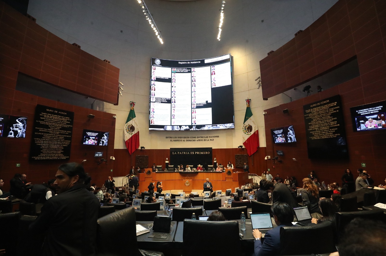 Legisladores condenan muertes de 17 mexicanos en operativos del ICE.