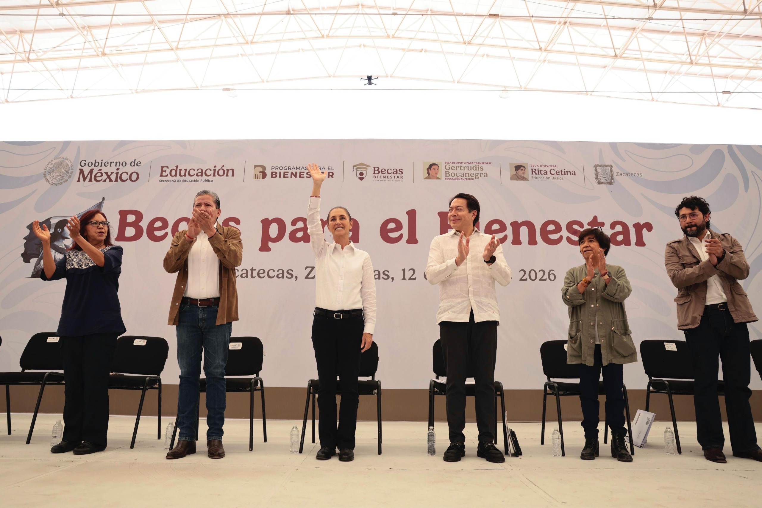 Presidenta elimina criterio por promedio y crea nueva beca universitaria.