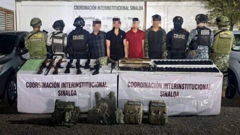 Detienen a cuatro armados; decomisan arsenal, droga y vehículos en Culiacán.