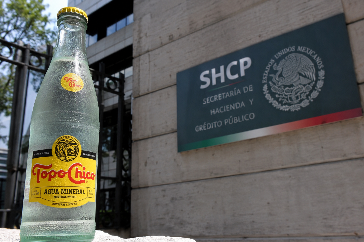 Empresa de Coca-Cola repara daño fiscal y frena acción penal de la FGR.