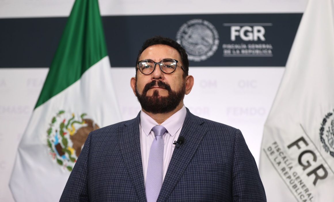 Ulises Lara deja la FGR seis meses después de asumir el cargo.