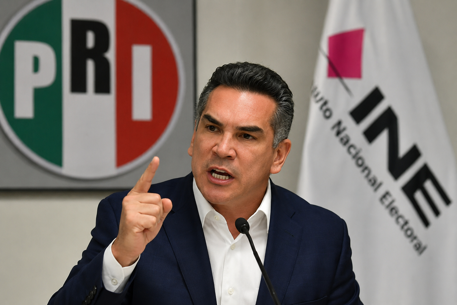 INE ordena bajar mensajes; PRI impugnará y denuncia censura política.