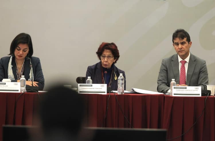 Carmen Moreno Toscano, una de las diplomáticas más influyentes en la historia contemporánea de México y la primera mujer en recibir el rango de Embajadora Eminente en la Secretaría de Relaciones Exteriores (SRE), falleció a los 88 años, informó este sábado el canciller Roberto Velasco Álvarez. A través de un mensaje, el titular de la política exterior mexicana lamentó el fallecimiento de quien dedicó gran parte de su vida al Servicio Exterior Mexicano y destacó que su trayectoria estuvo marcada por la defensa permanente de los derechos humanos y de los derechos de las mujeres. La Secretaría de Relaciones Exteriores expresó sus condolencias a familiares, amigos y colegas de la embajadora emérita, al tiempo que reconoció que su trabajo dejó una "huella invaluable" en la diplomacia nacional y en la vida pública del país. H2: Una carrera que rompió barreras para las mujeres Moreno Toscano hizo historia en 1994 al convertirse en la primera mujer en obtener el rango de Embajadora Eminente, uno de los máximos reconocimientos dentro del Servicio Exterior Mexicano. Décadas después, en 2020, recibió además el nombramiento de embajadora emérita, consolidando una carrera de más de seis décadas al servicio del Estado mexicano. Especialista en relaciones internacionales, desempeñó cargos de alta responsabilidad tanto en la Cancillería como en organismos multilaterales, incluyendo la Organización de los Estados Americanos (OEA), donde impulsó agendas vinculadas con la igualdad de género, la seguridad hemisférica, la migración y la protección de los derechos humanos. H3: Reconocen su legado diplomático En su mensaje de despedida, Roberto Velasco afirmó que Carmen Moreno Toscano será recordada por su compromiso con la política exterior de México y por abrir espacios para las mujeres dentro de la diplomacia. Tras conocerse la noticia, diversas figuras del gobierno federal expresaron sus condolencias. Entre ellas, Marcelo Ebrard, Alicia Bárcena, Laura Itzel Castillo y Alejandra Frausto, quienes coincidieron en destacar su profesionalismo, integridad y contribución al fortalecimiento de la presencia internacional de México. H3: Un legado que trasciende generaciones La muerte de Carmen Moreno Toscano representa la pérdida de una de las diplomáticas más influyentes del país. Su trayectoria no sólo transformó el papel de las mujeres dentro del Servicio Exterior Mexicano, sino que también fortaleció la participación de México en organismos internacionales y consolidó una política exterior con énfasis en la defensa de los derechos humanos, la igualdad de género y el multilateralismo.