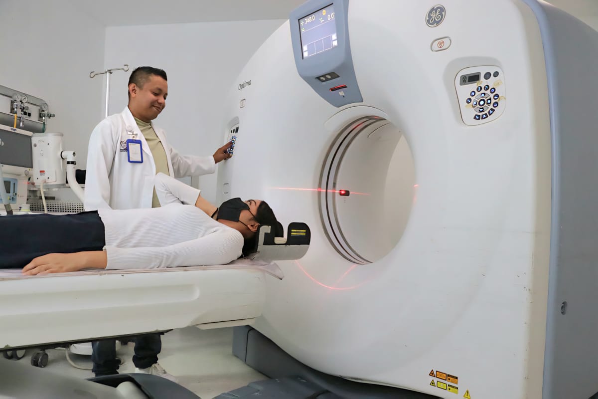 Especialistas piden mayor protección para personal de radiología.