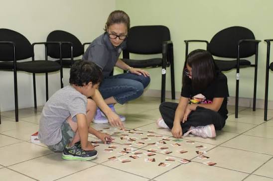 Comisión pide fortalecer prevención y atención de salud mental en escuelas.
