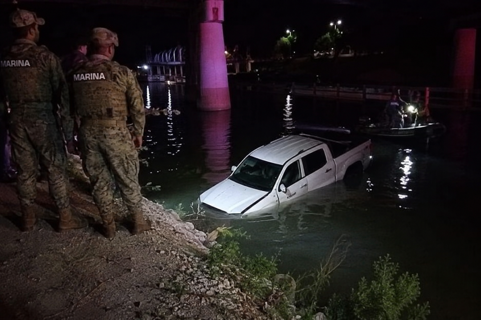 Cuatro marinos mueren al caer su camioneta a un río en Tamaulipas