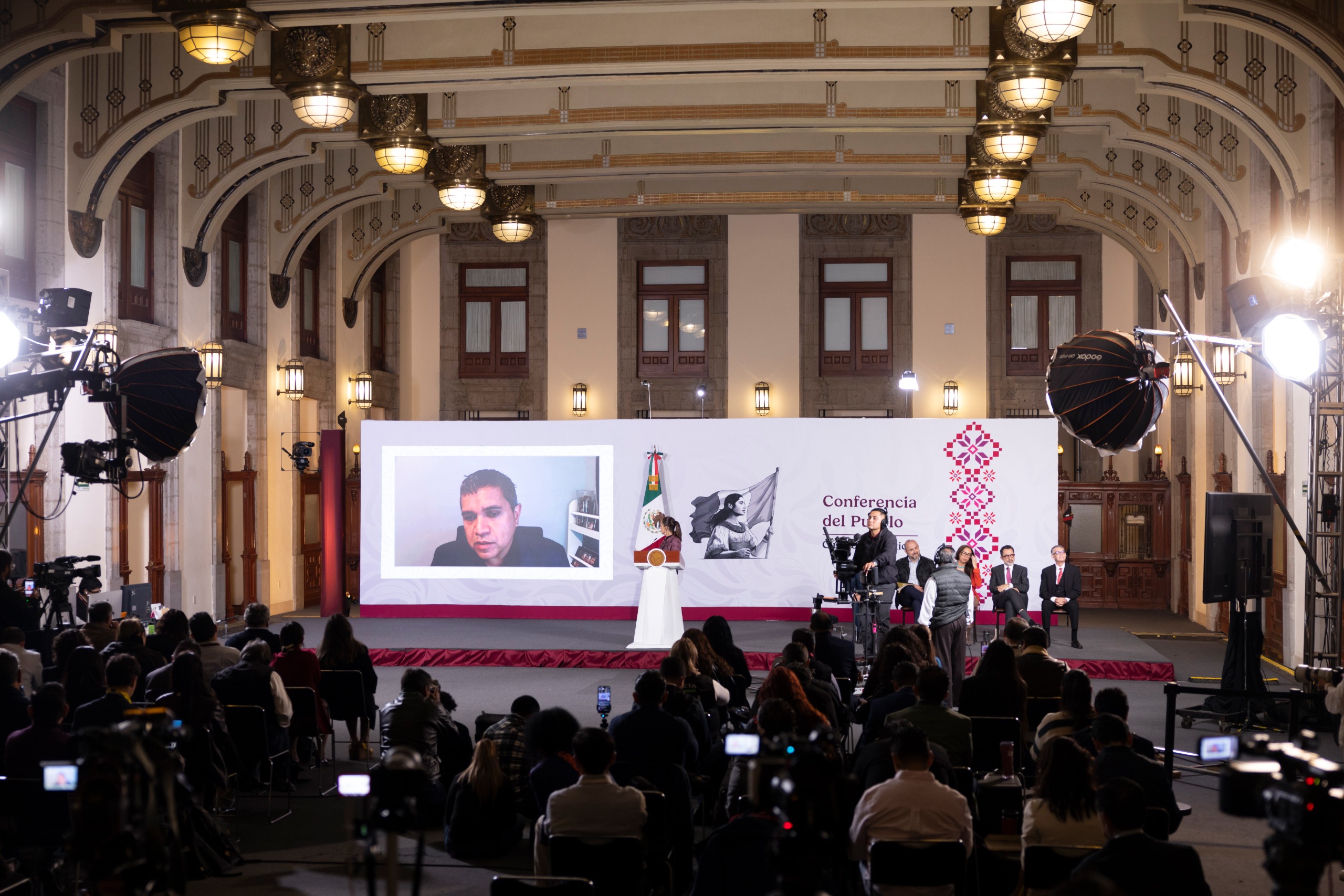 Algoritmos priorizan interacción y exponen a menores a riesgos digitales.