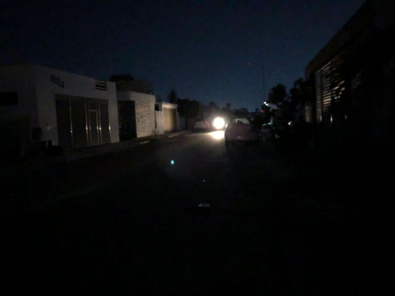 Dos líneas de transmisión salen de operación y provocan cortes eléctricos.