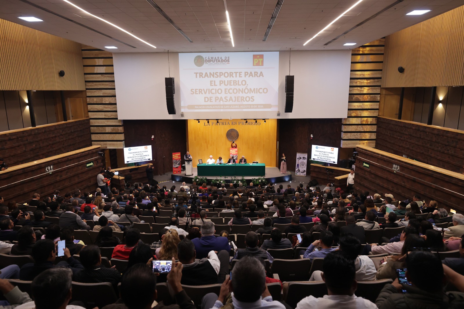 PT exige abrir competencia y regular el transporte económico federal