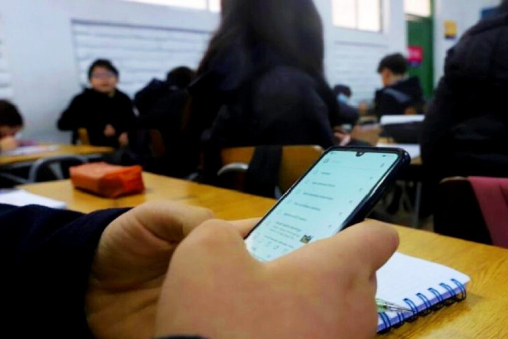 SEP definirá este mes si restringe celulares en escuelas del país.