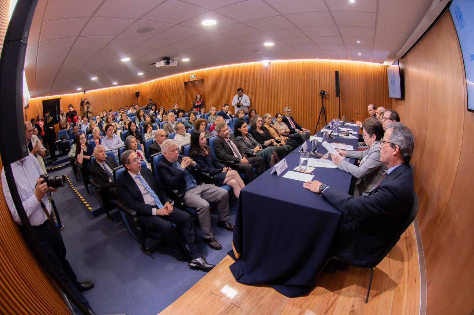Rosaura Ruiz plantea renovar la ciencia ante el rezago tecnológico nacional.