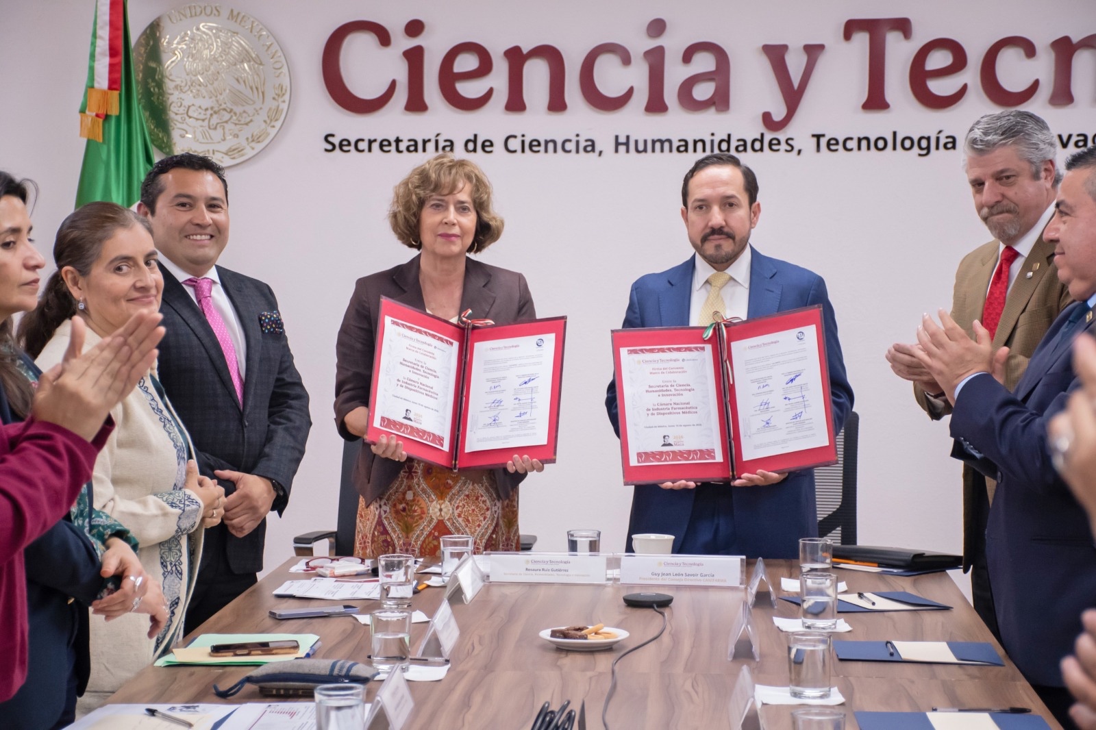 Gobierno e industria buscan acelerar medicamentos y tecnología nacional.