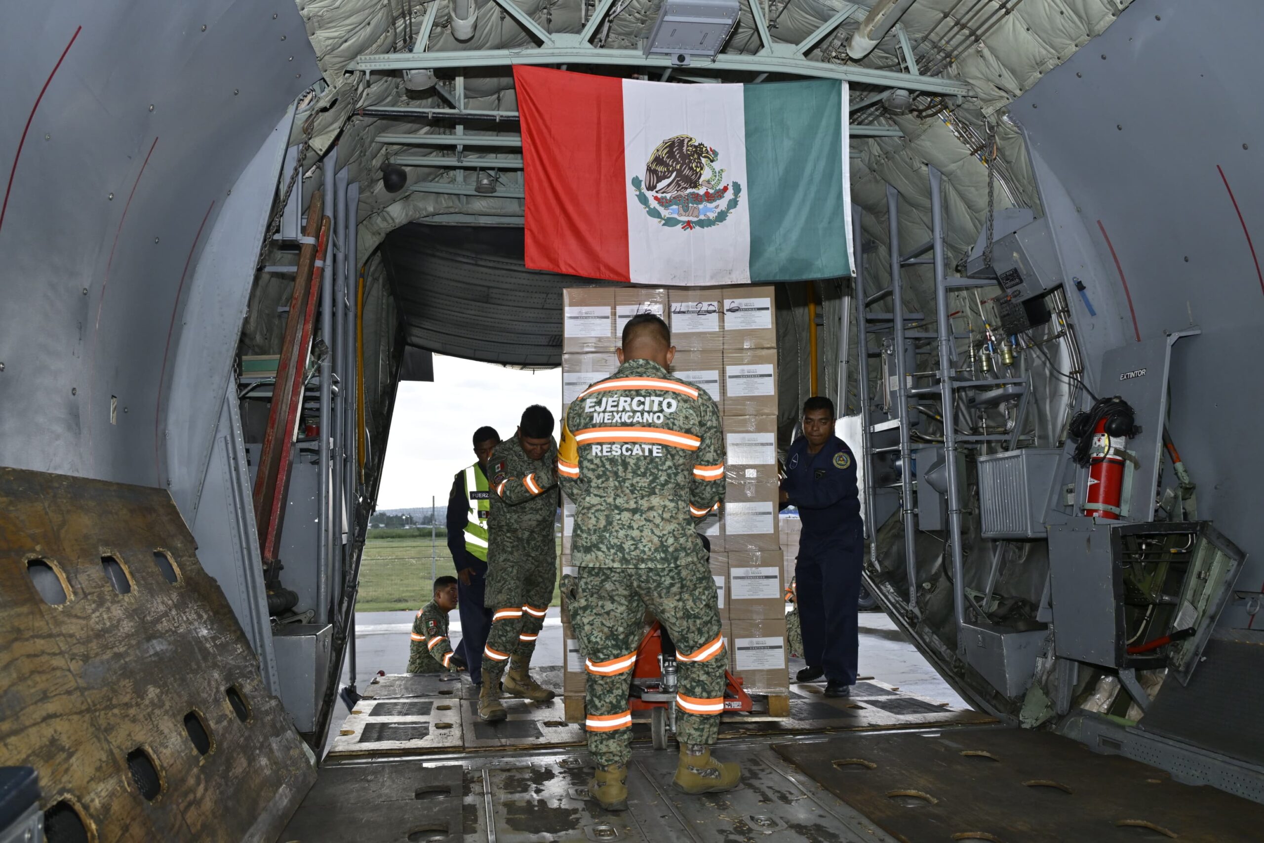 Aviones militares llevan despensas, agua y medicinas para apoyar a Colombia.