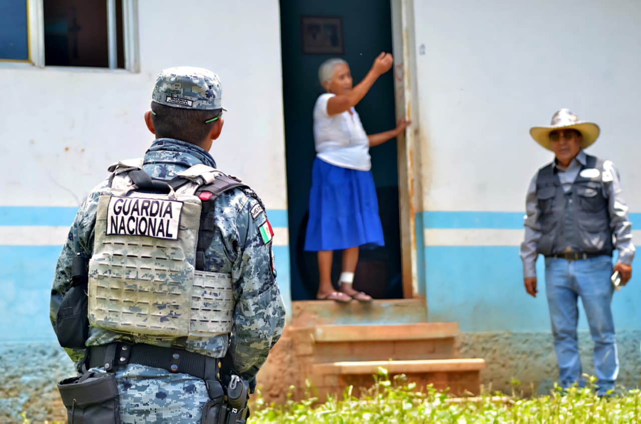 Regresan familias a sus comunidades bajo resguardo de fuerzas federales.
