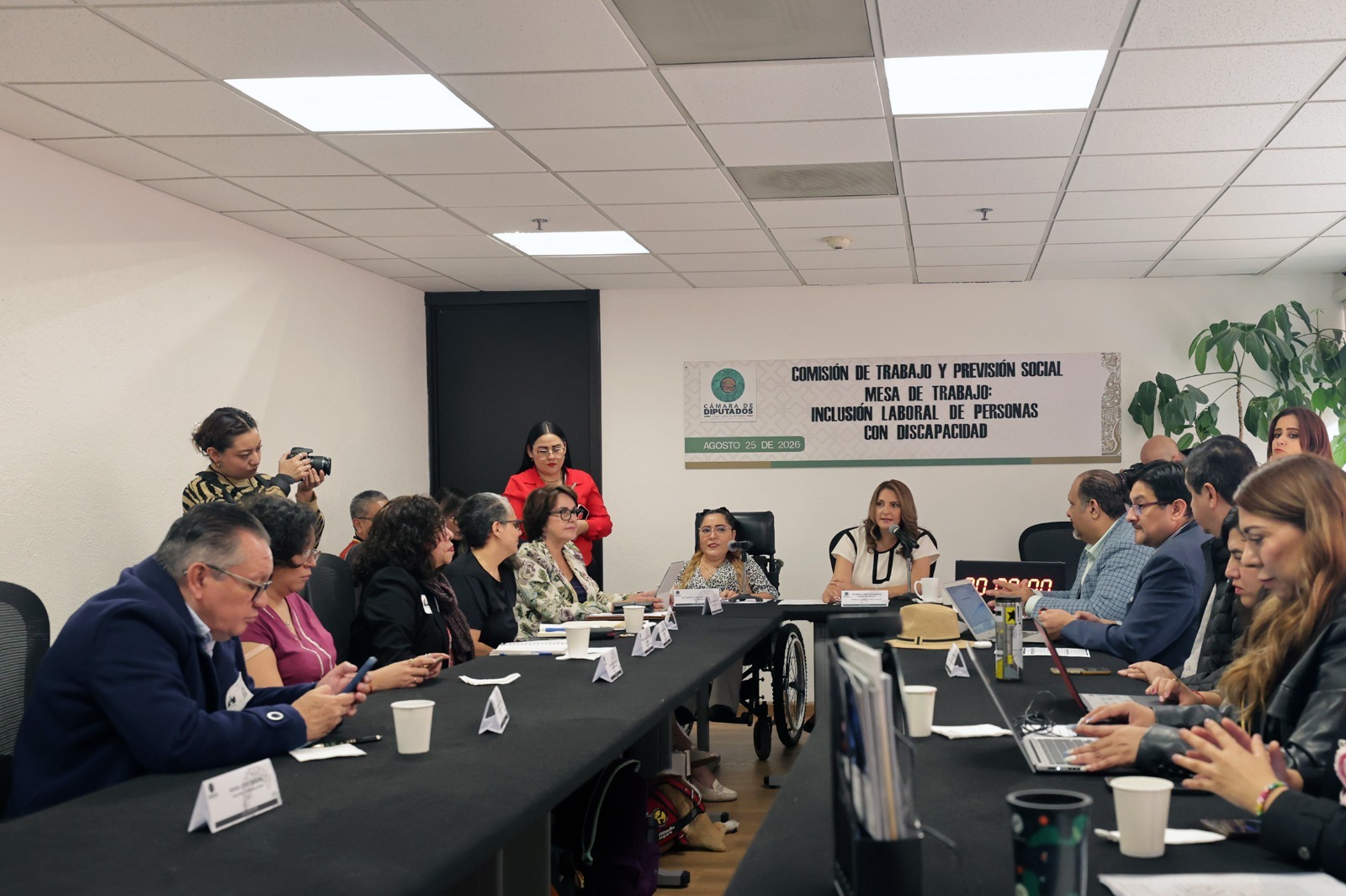 Diputados plantean cuotas de 3 a 5% y abrir acceso al teletrabajo.
