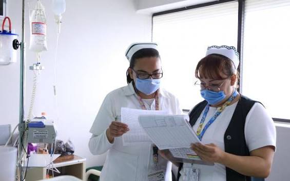 Expertos urgen mejores condiciones y una ley nacional para enfermería.