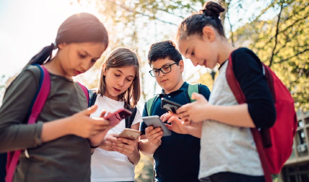 Brugada respaldó regular celulares en escuelas y esperará reglas federales.