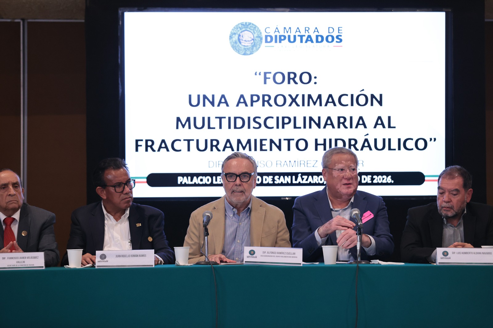 Especialistas confrontan riesgos y beneficios del fracking en México.