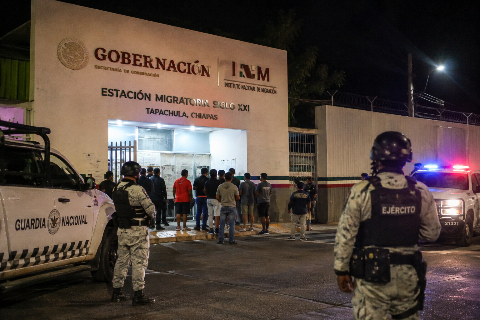 Motín en Tapachula termina sin heridos; dos migrantes son detenidos.
