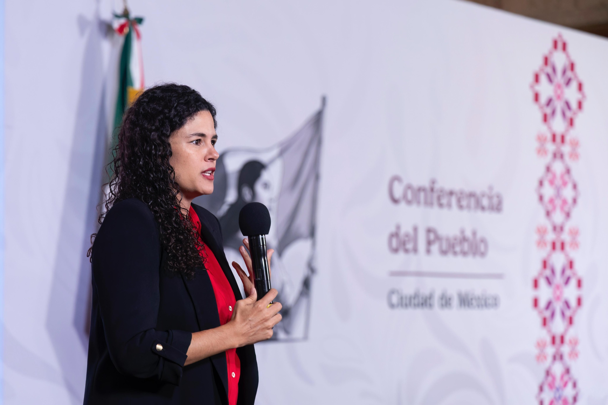 La consejera jurídica niega censura y afirma que los medios definirán sus códigos de ética.