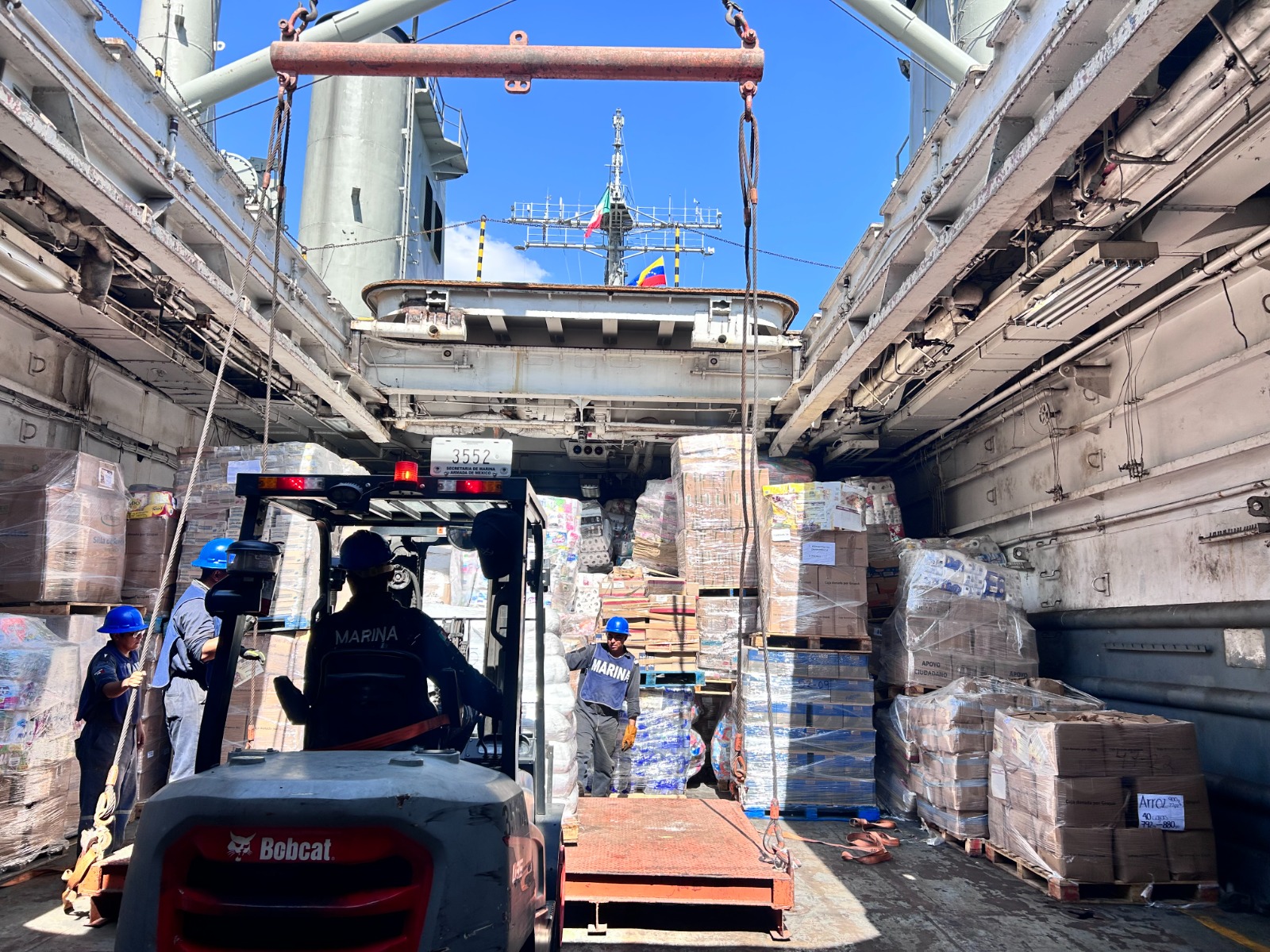 Armada entrega 718 toneladas y eleva a mil 100 toneladas apoyo a Venezuela.