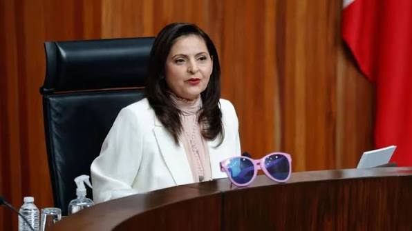 La Comisión Permanente del Congreso de la Unión aprobó este miércoles la renuncia de Mónica Aralí Soto Fregoso como magistrada de la Sala Superior del Tribunal Electoral del Poder Judicial de la Federación (TEPJF), que tendrá efectos a partir del próximo 31 de agosto. La salida fue avalada por 26 votos a favor, cinco en contra y cinco abstenciones, en medio de cuestionamientos de Movimiento Ciudadano por la premura del procedimiento y de señalamientos de legisladores de Morena y PT de que la decisión no comprometerá el funcionamiento del máximo tribunal electoral del País. Soto Fregoso fue electa magistrada el 20 de octubre de 2016 para un periodo de nueve años que originalmente concluiría el 31 de octubre de 2025. Sin embargo, las reformas constitucionales en materia electoral de 2024 y al Poder Judicial de la Federación de 2026 ampliaron el periodo para el ejercicio de su cargo hasta 2028. Comisión Permanente tiene facultad para aceptar la renuncia Kenia López Rabadán, diputada en funciones de presidenta de la Mesa Directiva, explicó que el segundo párrafo del artículo 98 constitucional faculta a la Comisión Permanente para aprobar, por mayoría de los legisladores presentes, las renuncias de magistrados del Tribunal Electoral. Antes de la votación, López Rabadán informó que la Mesa Directiva acordó consultar al Pleno si el asunto debía considerarse de urgente resolución y discutirse de inmediato. Tras su aprobación, ordenó comunicar la determinación a la titular del Ejecutivo federal; a las presidencias de las cámaras de Diputados y Senadores; a los presidentes de la Suprema Corte de Justicia de la Nación y de la Sala Superior del TEPJF, así como a la propia Soto Fregoso. MC cuestiona premura y advierte debilitamiento institucional La renuncia provocó cuestionamientos de la oposición por la rapidez con la que fue procesada. El diputado de Movimiento Ciudadano Gibrán Ramírez Reyes sostuvo que se buscó acelerar la salida de Soto sin una discusión de fondo sobre sus implicaciones para el Tribunal Electoral. “Estamos ante un episodio más de debilitamiento de las instituciones electorales”, afirmó. Ramírez Reyes recordó que las condiciones jurídicas de la magistratura cambiaron después de que el Senado designó a Soto y cuestionó que, tras haberse ampliado su mandato, ahora haya decidido dejar anticipadamente el puesto. A su juicio, se trata de una decisión personal que puede comprometer el funcionamiento de “una de las instituciones capitales de la República”. Morena: salida debe atenderse para garantizar la democracia Margarita Corro Mendoza, diputada de Morena, defendió la necesidad de procesar la renuncia y recordó que el TEPJF es la máxima autoridad jurisdiccional en materia electoral del País. Señaló que entre sus atribuciones se encuentran garantizar la constitucionalidad y legalidad de los actos electorales, resolver impugnaciones relacionadas con elecciones federales y atender controversias sobre los derechos político-electorales de los ciudadanos. Por ello, sostuvo que la renuncia debía ser atendida para garantizar el funcionamiento de las instituciones democráticas. PT descarta afectaciones al TEPJF rumbo a elecciones de 2027 El diputado del PT Reginaldo Sandoval Flores rechazó que la salida de Soto vaya a paralizar o afectar la capacidad de decisión de la Sala Superior. Argumentó que el artículo 254 de la Ley Orgánica del Poder Judicial de la Federación establece que el Tribunal puede sesionar con la presencia de cuatro magistrados. Sandoval aseguró que tampoco deberán verse comprometidas las resoluciones sobre eventuales impugnaciones derivadas de los procesos electorales federales y locales de 2027, pues la Constitución y las leyes establecen tanto el quórum como las votaciones necesarias para resolver los asuntos bajo competencia del TEPJF. El legislador reconoció la trayectoria de Soto Fregoso y le deseó éxito en sus próximos proyectos. Mónica Soto dejará anticipadamente una magistratura ampliada hasta 2028 La renuncia implica que Soto abandonará la Sala Superior más de dos años antes del plazo que, conforme a las reformas señaladas durante la discusión legislativa, se había fijado para la conclusión de sus funciones. La decisión abre ahora una nueva etapa para la integración del máximo órgano jurisdiccional electoral, en momentos en que los partidos comienzan a perfilarse hacia los procesos electorales de 2027.