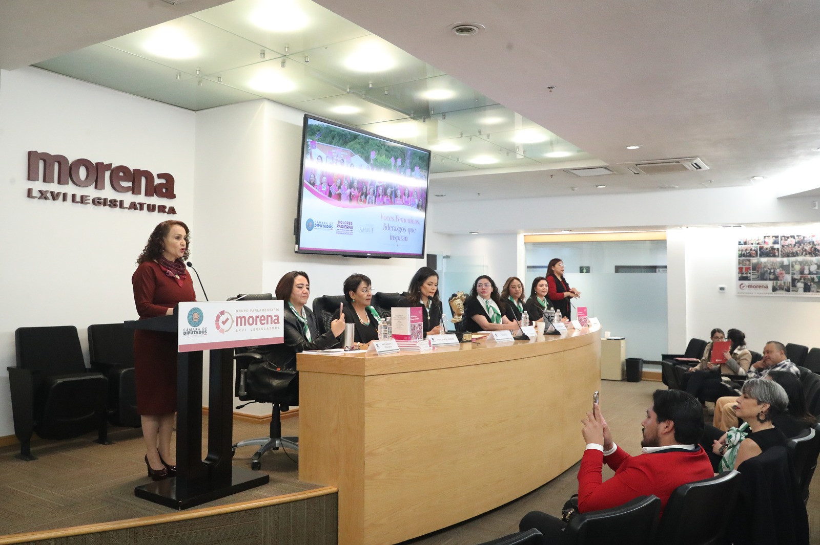 Empresarias llaman a abrir camino a más mujeres líderes en México.