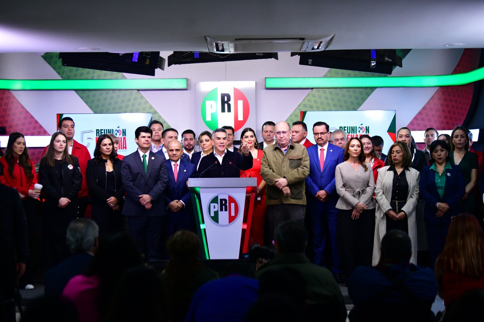 El PRI busca un frente opositor amplio para disputar Congreso y gubernaturas.