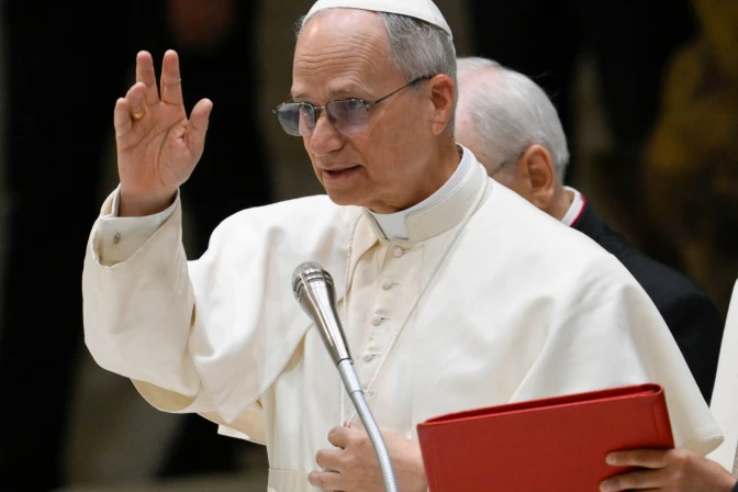 La presidenta Claudia Sheinbaum Pardo informó que su gobierno reiterará la invitación al papa para visitar México, aprovechando la visita oficial del secretario de Estado del Vaticano, Pietro Parolin, y el anuncio de una próxima gira del pontífice por Latinoamérica en noviembre. La mandataria recordó que la invitación ya había sido enviada por carta y que posteriormente sostuvo una conversación con el papa el pasado 12 de diciembre, por lo que ahora buscará insistir en que México sea considerado dentro de su agenda. "Tuve la oportunidad de hablar con el papa y ahora que recibimos esta visita es muy importante, pues vamos a insistir en la visita del papa a México, además de lo que significa para el pueblo católico esta visita", afirmó. Sheinbaum enfatizó que la relevancia del pontífice trasciende el ámbito religioso, al considerar que se ha convertido en una voz de referencia mundial en el debate sobre la inteligencia artificial, las plataformas digitales y la regulación de las nuevas tecnologías. "El papa también representa una visión de un debate que hemos estado dando aquí relacionado con las plataformas digitales y la inteligencia artificial. La encíclica que publicó hace algunos meses es una referencia mundial de un debate sobre quién controla esas plataformas, quién define los contenidos, cómo se diseñan los algoritmos y hacia dónde vamos como humanidad", señaló. La presidenta sostuvo que se trata de una discusión de alcance global que también forma parte de la agenda nacional, aunque reiteró que en México prevalece la separación entre el Estado y las iglesias. "Es un debate muy importante a nivel planetario y que en México lo estamos dando. Entonces, es más allá de su representación religiosa y, evidentemente, en México hay separación de la Iglesia del Estado y así va a ser, pero hay una referencia muy importante que él está representando en el mundo respecto a esta reflexión", dijo. Asimismo, destacó el llamado del pontífice para establecer mecanismos de regulación pública sobre la inteligencia artificial y analizar quiénes obtienen beneficios de su desarrollo. "Él mismo llama a la regulación pública de la inteligencia artificial y a reconocer entre todos cuáles son los impactos y quiénes se están beneficiando del uso de la inteligencia artificial. Es un referente hoy a nivel internacional sobre este y muchos otros temas humanitarios", expresó. Finalmente, Sheinbaum reiteró que el Gobierno de México mantendrá abierta la invitación para que el papa visite el país. "Vamos a insistir en que está gratamente invitado a nuestro país", concluyó.
