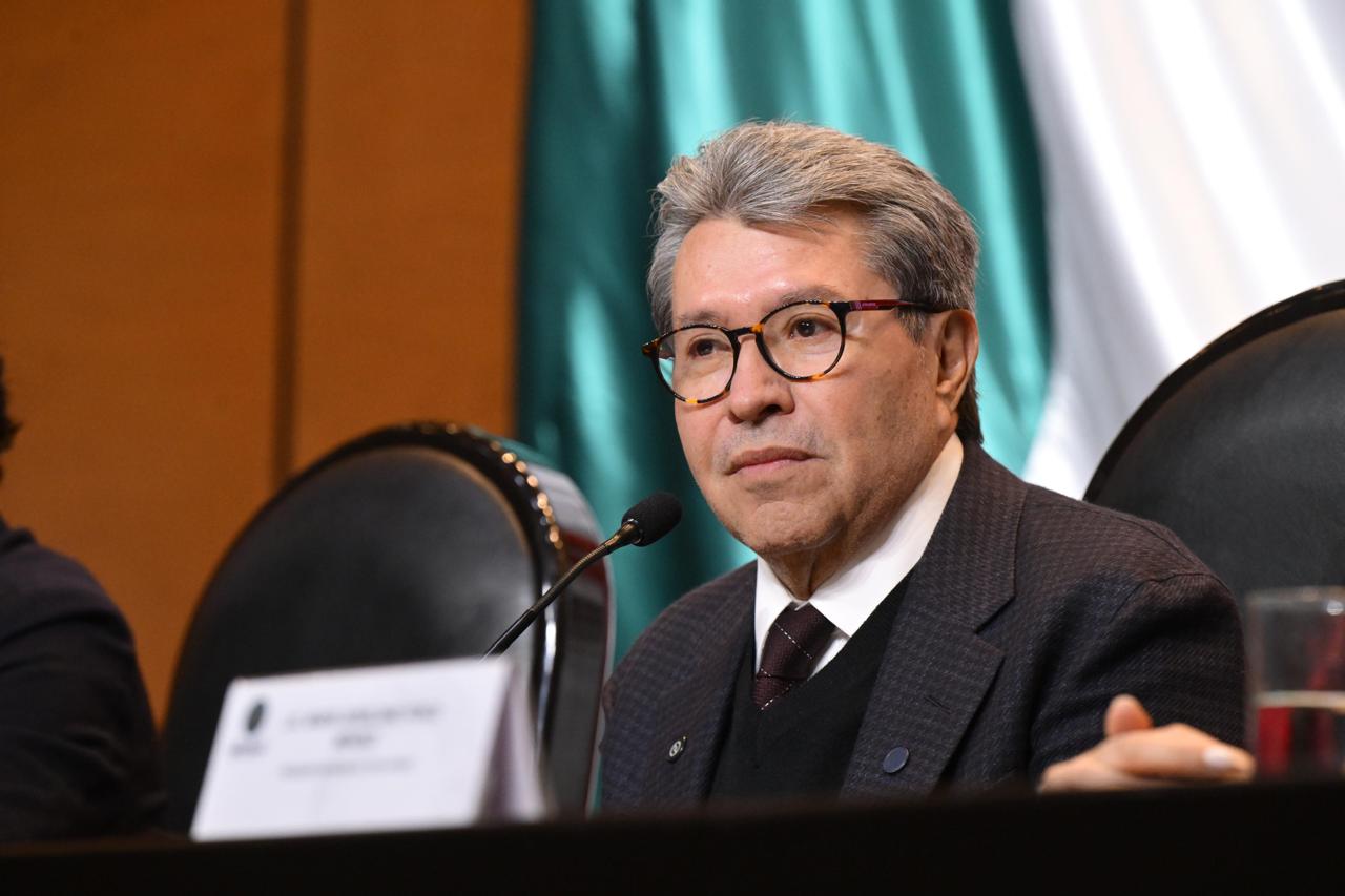 El líder de Morena en San Lázaro defiende plenaria abierta y transparente.
