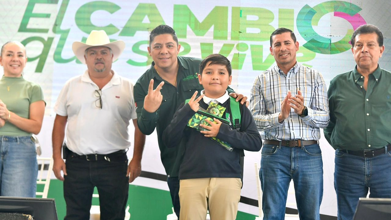 Entrega útiles, luminarias y arranca renovación de unidad deportiva.