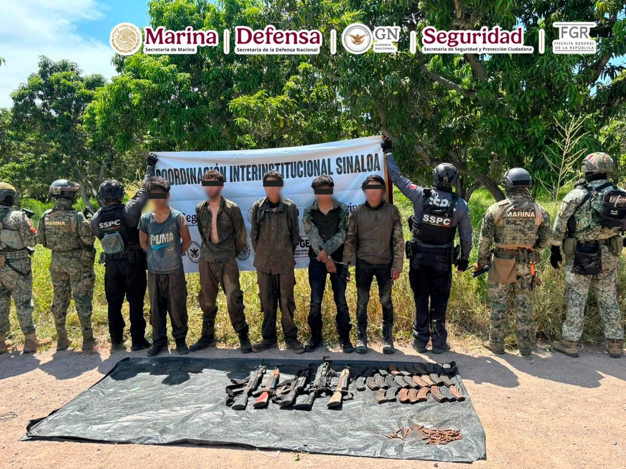 Fuerzas federales decomisan 33 armas y desmantelan campamento criminal.