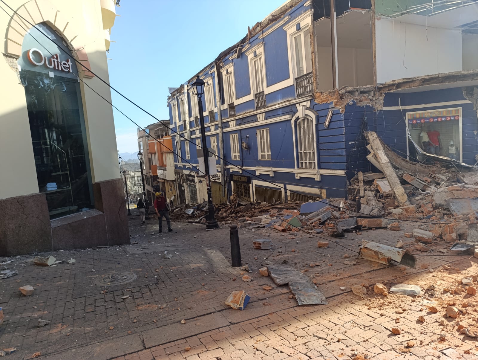 Sismo de 7.4 deja 111 muertos y severos daños en Colombia