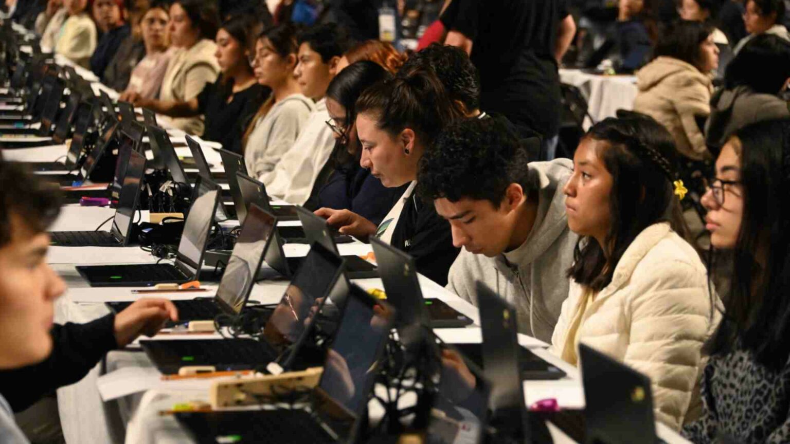 Más de 8 mil presentan examen presencial de la UNAM en CDMX este lunes