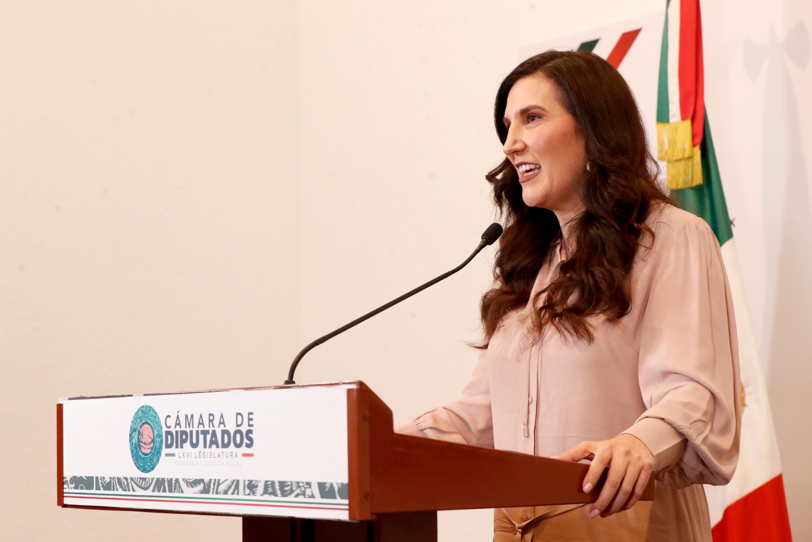 Acusa campañas ilegales y pide al INE reglas claras y sanciones.