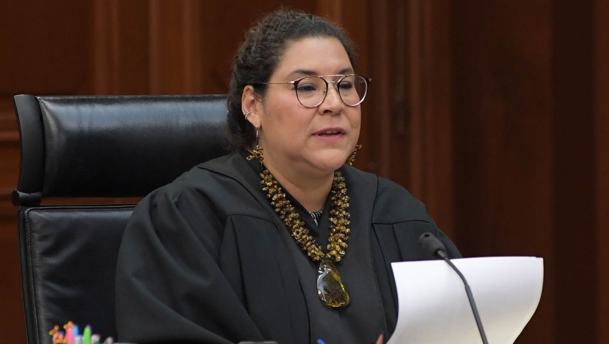 Un nuevo choque exhibió las diferencias internas en la Suprema Corte de Justicia de la Nación (SCJN). La ministra Lenia Batres Guadarrama acusó a sus compañeros de mostrar una “animadversión insana” contra uno de sus proyectos y sugirió que el rechazo podría estar relacionado con su oposición al presupuesto planteado para el máximo tribunal en 2027. La respuesta llegó desde el propio Pleno. La ministra Yasmín Esquivel Mossa rechazó que las críticas tuvieran motivaciones personales y llamó a mantener el debate en el terreno jurídico. “Entonces, seamos serios, somos serios”, respondió Esquivel durante la sesión, al sostener que los cuestionamientos estaban dirigidos al proyecto y no a la persona de Batres. Batres retira proyecto y acusa “animadversión insana” El enfrentamiento ocurrió este jueves 13 de agosto durante el análisis de una contradicción de criterios entre tribunales colegiados, relacionada con la manera en que deben notificarse determinadas sentencias de amparo a las autoridades responsables. Ante las objeciones de la mayoría, Batres cuestionó el rumbo de la discusión y anunció que retiraría su propuesta para recibir nuevas observaciones. “Veo una animadversión insana”, reprochó la ministra, quien pidió que los cuestionamientos a sus proyectos estén sustentados en argumentos jurídicos. También manifestó su deseo de que el rechazo no estuviera relacionado con un oficio que ese mismo día envió al Órgano de Administración Judicial (OAJ) respecto del presupuesto de la Corte. La acusación provocó respuestas inmediatas entre los integrantes del máximo tribunal. Esquivel revira: críticas son al proyecto, no a Batres Yasmín Esquivel calificó de preocupante que Batres atribuyera el desacuerdo jurídico a una supuesta animadversión personal. La ministra sostuvo que durante el debate había escuchado posiciones “jurídicas y serias” y negó que existieran expresiones dirigidas contra Batres. Esquivel recalcó que las observaciones formuladas en el Pleno eran contra el contenido del proyecto presentado, no contra su autora. El presidente de la SCJN, Hugo Aguilar Ortiz, también rechazó la insinuación de Batres. Afirmó que acababa de enterarse del oficio mencionado por la ministra y negó que existiera algún interés ajeno al asunto jurídico discutido. ¿Qué proyecto de Lenia Batres provocó el choque en la SCJN? El proyecto buscaba resolver una contradicción entre dos tribunales colegiados respecto de la forma de notificar a las autoridades las sentencias de amparo emitidas el mismo día de la audiencia. Batres planteaba que esas resoluciones fueran notificadas por oficio y no solamente por lista, con el propósito de garantizar que las autoridades responsables conocieran formalmente sus obligaciones y pudieran cumplirlas o impugnarlas. Al no encontrar respaldo suficiente entre sus compañeros, la ministra optó por retirar la propuesta. El presupuesto de la Corte aparece detrás del enfrentamiento El choque escaló cuando Batres relacionó el ambiente en torno a su proyecto con el oficio que había enviado al Órgano de Administración Judicial para manifestar su desacuerdo con el presupuesto de la SCJN para 2027. De acuerdo con el documento posteriormente difundido por la ministra, la Corte proyecta solicitar 6 mil 104 millones de pesos, aproximadamente 17.2 por ciento más respecto del monto autorizado por la Cámara de Diputados para 2026. Batres sostiene que el incremento sería contrario a los esfuerzos de austeridad y cuestionó además la restitución del seguro de gastos médicos mayores para más de 300 trabajadores del Poder Judicial. Pleito expone fracturas dentro de la nueva Suprema Corte La discusión vuelve a colocar bajo reflectores las diferencias dentro de la Corte surgida de la elección judicial de 2025. El episodio adquiere además relevancia política ante la futura definición de la presidencia de la SCJN, pues persiste una contradicción entre disposiciones constitucionales sobre el mecanismo para determinar quién deberá encabezar el máximo tribunal. La disputa de este jueves dejó de ser únicamente una discusión sobre notificaciones judiciales: Batres puso sobre la mesa la posibilidad de que factores internos estén influyendo en la recepción de sus proyectos, mientras Esquivel y Aguilar rechazaron esa interpretación y defendieron que el desacuerdo fue estrictamente jurídico. La confrontación terminó así por abrir un nuevo frente dentro de una Suprema Corte que, a menos de un año de su nueva integración, vuelve a exhibir públicamente las tensiones entre sus ministros.