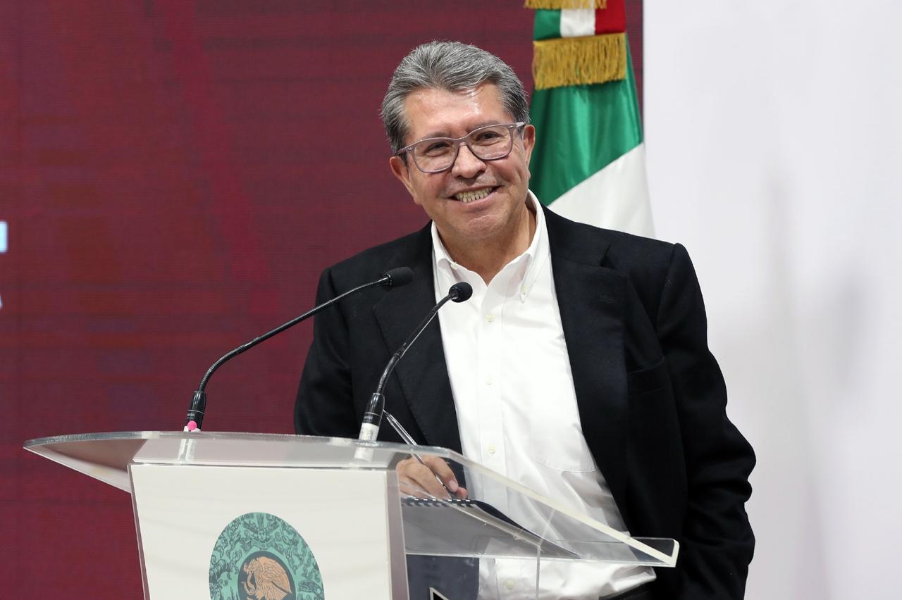 El coordinador de Morena en la Cámara de Diputados, Ricardo Monreal, abrió la puerta a discutir si quienes aspiren a la Presidencia de la República, gubernaturas y otras altas responsabilidades del Estado deben contar únicamente con nacionalidad mexicana. El también presidente de la Junta de Coordinación Política (Jucopo) señaló que la iniciativa anunciada por la Presidenta Claudia Sheinbaum para impedir que personas con doble nacionalidad accedan a determinados cargos públicos deberá ser sometida a una revisión constitucional cuidadosa. “Es una iniciativa que tendremos que analizar con mucha seriedad cuando llegue formalmente a la Cámara”, afirmó. Monreal evitó adelantar el respaldo de la bancada morenista y sostuvo que antes será necesario conocer el contenido y alcances de la propuesta presidencial. “Yo no quiero prejuzgar el contenido de esta iniciativa que todavía estamos por recibir y tenemos que discutir. Hay que escuchar argumentos, revisar los alcances constitucionales y garantizar que cualquier reforma respete nuestros derechos y respete también el marco jurídico”, expresó. H2 | Pone Monreal sobre la mesa lealtad al Estado mexicano El legislador consideró legítimo discutir si las personas que buscan representar al Estado mexicano en sus cargos de mayor responsabilidad deben poseer exclusivamente la nacionalidad mexicana. “La nacionalidad y la lealtad constitucional son temas muy importantes cuando se trata de ejercer las mismas responsabilidades del Estado mexicano”, sostuvo. Monreal recordó que el artículo 32 constitucional establece disposiciones relacionadas con mexicanos que poseen otra nacionalidad y con la prevención de conflictos derivados de esa condición. Sin embargo, advirtió que cualquier modificación debe analizarse con especial cuidado debido a las implicaciones que tendría para millones de personas, particularmente en las regiones fronterizas. “Es un tema delicado, sobre todo en las zonas fronterizas. No es un tema fácil”, reconoció. El líder parlamentario insistió en que la Cámara de Diputados esperará a recibir formalmente la propuesta antes de fijar una posición. “Hay que esperar la iniciativa, no podemos discutir cuando no hay nada. Hasta en tanto llegue, vamos a deliberarlo con todo respeto y con mucho cuidado”, dijo. H3 | Reforma alcanzaría Presidencia y gobiernos estatales Monreal confirmó que entre las iniciativas anunciadas por el Ejecutivo se encuentra una reforma para prohibir que personas con doble nacionalidad puedan acceder a determinados cargos de elección popular. Entre ellos mencionó específicamente la Presidencia de la República y los gobiernos estatales. La iniciativa todavía no ha sido recibida por el Congreso, por lo que se desconoce su redacción definitiva, los cargos que abarcaría y la Cámara por la que comenzaría su procesamiento legislativo. H2 | Advierte Monreal una elección más difícil para Morena en 2027 En el terreno electoral, Monreal pidió a Morena mantener la unidad interna y cuidar su coalición con PT y PVEM rumbo a las elecciones intermedias de 2027. El diputado advirtió que el oficialismo no contará entonces con las mismas condiciones que tuvo durante los comicios presidenciales de 2024. “Nosotros tenemos que prepararnos para enfrentarnos a una oposición más fuerte. No será la elección del 2024”, alertó. Recordó que hace dos años Morena contó con Claudia Sheinbaum como candidata presidencial y consideró que su presencia fortaleció electoralmente al movimiento. “Hoy no tendremos esa ventaja ni esa virtud, por eso no hay que confiarnos”, señaló. Monreal anticipó una contienda más competida, independientemente de las alianzas que logren construir los partidos de oposición. “Yo no veo que sea fácil ninguna elección, ninguna, entonces va a ser más competida esta vez. Yo no me confiaría, aun cuando no se hagan alianzas”, expresó. H3 | Llama a cuidar alianza de Morena con PT y Verde El coordinador parlamentario consideró prioritario conservar la cohesión de Morena y su alianza electoral con el Partido del Trabajo y el Partido Verde. Pidió tener como objetivo superior “la unidad y la cohesión en el movimiento” y “cuidar la coalición nuestra del PT y el Verde para poder dar mejores resultados”. Sobre las posibles alianzas opositoras, señaló que se trata de instrumentos legales cuya conformación dependerá de las circunstancias políticas de cada estado. Aseguró que actualmente no observa rupturas dentro de Morena ni una confrontación con el ex Presidente Andrés Manuel López Obrador. “Andrés ni siquiera está en el ámbito político”, señaló. Monreal sostuvo que López Obrador permanece en el ámbito privado y, desde su perspectiva, respeta “el liderazgo y la conducción de la presidenta Claudia Sheinbaum”. H2 | Cámara enfrenta agenda de 31 reformas El líder de Morena anticipó además una intensa carga legislativa para el último año de ejercicio de la actual Legislatura. Informó que existen 31 instrumentos jurídicos entre reformas constitucionales, modificaciones legales y nuevas leyes que forman parte de la agenda pendiente o han sido anunciados. A ello se sumará la discusión del Paquete Económico, cuyo procesamiento comenzará a partir del 8 de septiembre. Entre los asuntos enumeró reformas en seguridad, justicia, extorsión, salud, economía, derechos sociales, feminicidio, reclutamiento forzado, regulación de seguros, suplantación de identidad y abuso sexual. También mencionó propuestas para regular boleteras, redes sociales e inteligencia artificial, además de un paquete anticorrupción y reformas relacionadas con pueblos indígenas y afromexicanos. H3 | Esperan reformas de Sheinbaum en feminicidio e IMSS-Bienestar Entre las propuestas presidenciales pendientes de llegar al Congreso, Monreal mencionó la Ley General para Prevenir, Investigar y Sancionar el Delito de Feminicidio, una Ley General del IMSS-Bienestar y la reforma relacionada con doble nacionalidad. También citó iniciativas sobre delincuencia organizada y otros asuntos que todavía no han sido formalmente enviados al Poder Legislativo. “Son 31 instrumentos jurídicos que van desde reformas constitucionales, reformas legales y reformas a distintas leyes”, puntualizó. Monreal reconoció que esperaba una carga menor de trabajo durante el último año de la Legislatura, pero anticipó que ocurrirá lo contrario. “Yo creí que como iba a ser el último año tendríamos menos trabajo legislativo, pero ese propósito, esa intención, cada vez se esfuma; entonces, tendremos mucho trabajo”, afirmó.