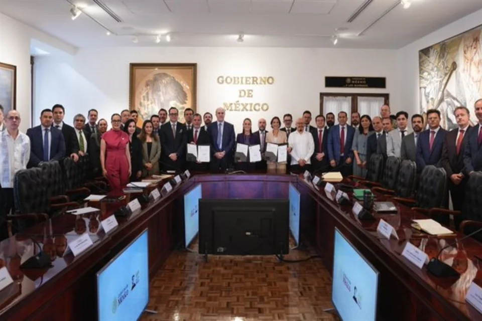 Gobierno y gasolineros extienden seis meses el freno a combustibles.