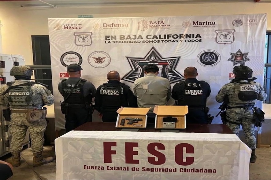 Detienen a menor armado que operaba un dron en la frontera Tijuana-San Diego.