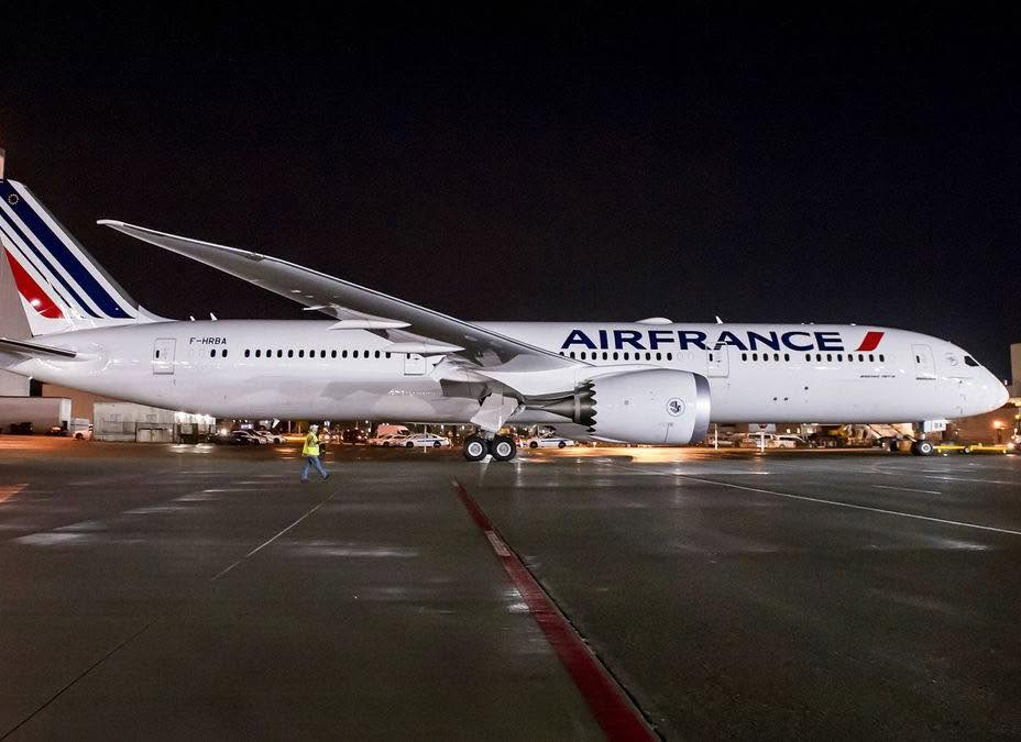 El AF173 salió rumbo a París tras cancelaciones, retrasos y protestas.