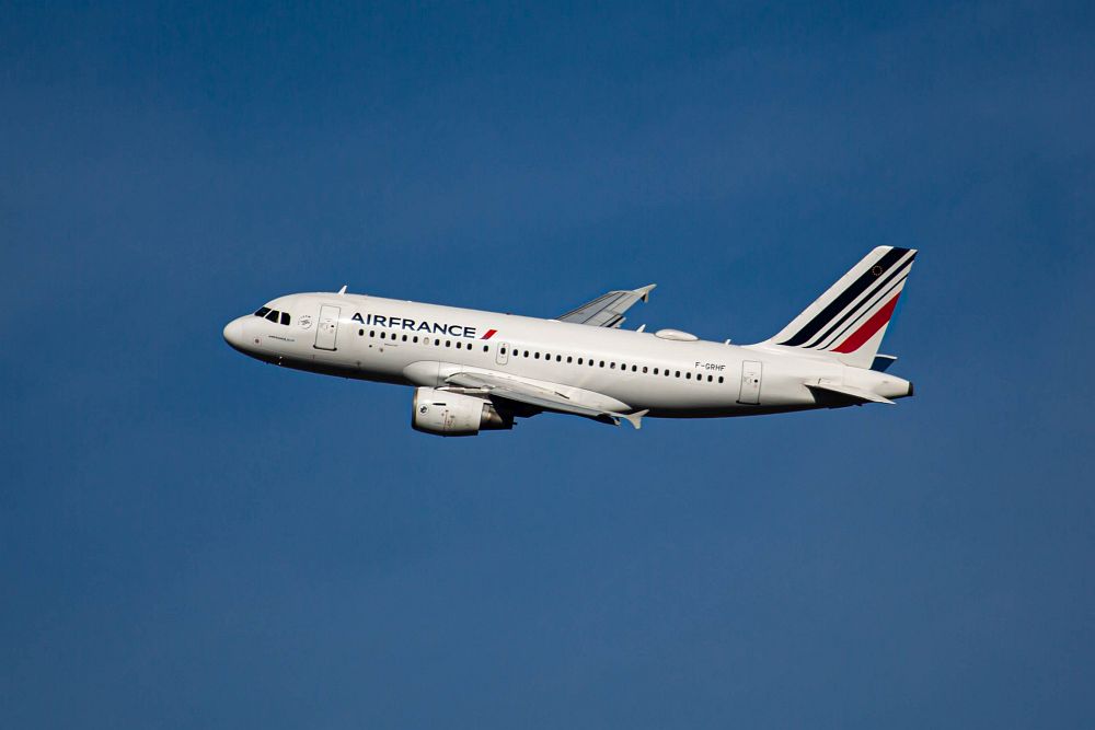 Usuarios exigen solución a Air France tras dos días de caos en AICM.