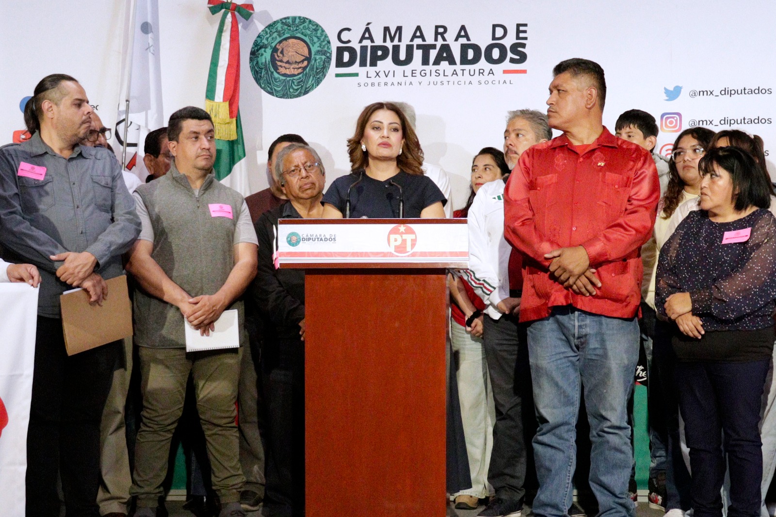 Diputados y alumnos exigen concluir obras y aclarar recursos públicos.