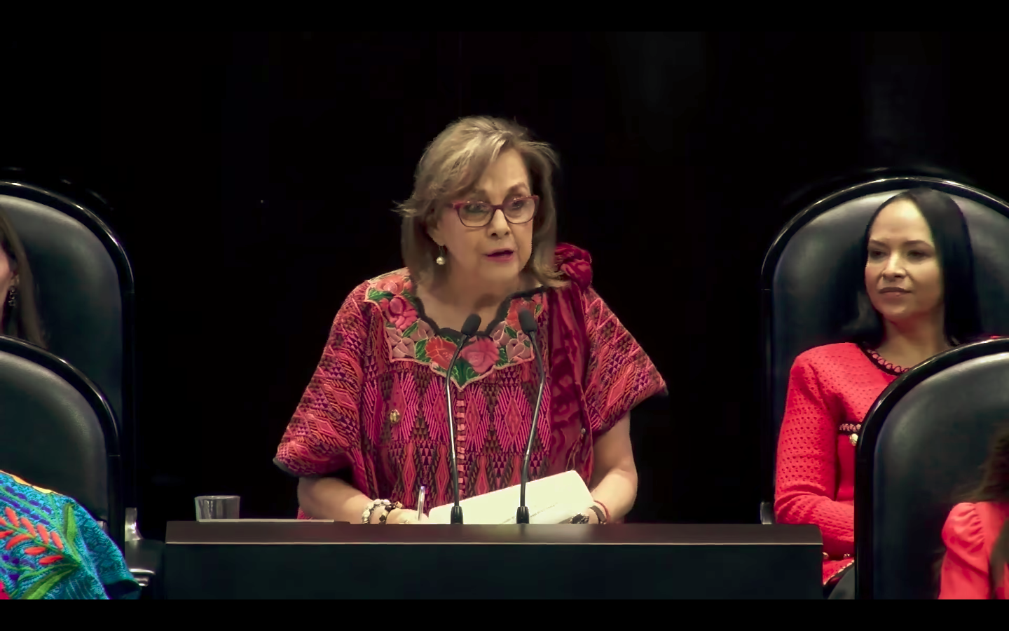 Morena acusa a sus adversarios de defender privilegios y carecer de proyecto.